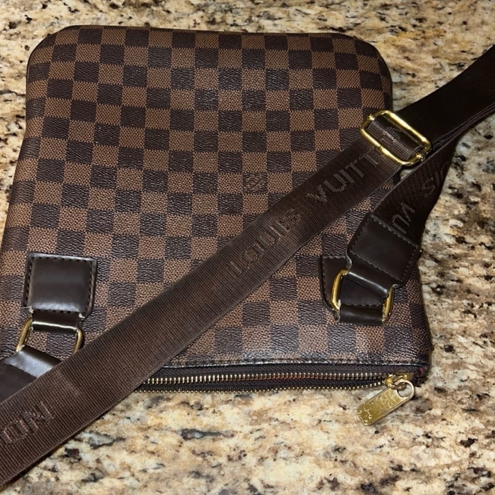 Rep. LV Crossbody - Picture 6 of 15